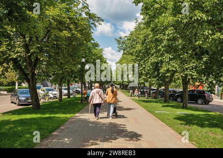 Sarny, Ukraine - 30 juin 2023 : les gens marchent dans le parc dans le centre-ville. Sarny est une petite ville de la région de Rivne, à l'ouest de l'Ukraine. C'est un chemin de fer important Banque D'Images