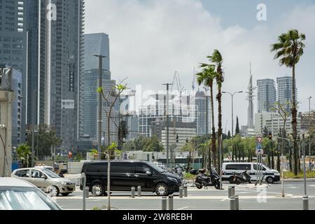 Tel Aviv, Israël - 15 mai 2023 : voitures circulant dans la rue à tel Aviv. Éditorial Banque D'Images