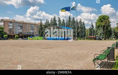 Sarny, Ukraine - 30 juin 2023 : les gens marchent sur la place centrale Sarny est une petite ville de la région de Rivne, à l'ouest de l'Ukraine. C'est un signe majeur pour les chemins de fer Banque D'Images