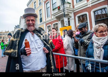 16 décembre, Deventer. Chaque année, vers cette date, le monde du 19e siècle de l'écrivain anglais Charles Dickens revit dans la belle ville hollandaise de Deventer. Plus de 950 personnages des célèbres livres de Dickens remontent à la vie. Riches dames et messieurs avec des chapeaux de tête défilent dans les rues. Le paysage du festival se compose de bâtiments historiques, de sapins de Noël et de milliers de petites lumières. Non seulement dans la rue, mais aussi derrière les fenêtres, dans les maisons, et dans les petites boutiques et galeries, le temps romantique de Dickens est de retour à la vie. Cette année était la 31e édition de t Banque D'Images