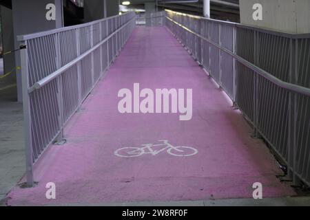 pistes cyclables roses destinées aux cyclistes Banque D'Images