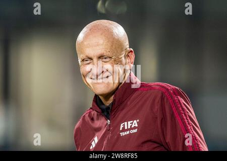 Jeddah, Arabie saoudite. 21 décembre 2023. Al Ahli Sports Club JEDDAH, ARABIE SAOUDITE - DÉCEMBRE 21 : Pierluigi Collina sourit lors du match des légendes saoudiennes et des légendes du monde au Al Ahli Sports Club le 21 décembre 2023 à Jeddah, Arabie Saoudite. (Photo de Richard Callis/SPP/) (Richard Callis/SPP) crédit : SPP Sport Press photo. /Alamy Live News Banque D'Images