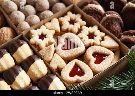 Linzer et autres biscuits de Noël faits maison dans une boîte cadeau en papier recyclé Banque D'Images