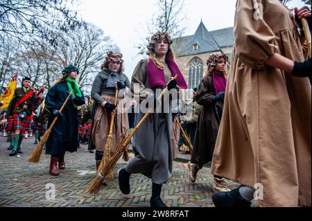 16 décembre, Deventer. Chaque année, vers cette date, le monde du 19e siècle de l'écrivain anglais Charles Dickens revit dans la belle ville hollandaise de Deventer. Plus de 950 personnages des célèbres livres de Dickens remontent à la vie. Riches dames et messieurs avec des chapeaux de tête défilent dans les rues. Le paysage du festival se compose de bâtiments historiques, de sapins de Noël et de milliers de petites lumières. Non seulement dans la rue, mais aussi derrière les fenêtres, dans les maisons, et dans les petites boutiques et galeries, le temps romantique de Dickens est de retour à la vie. Cette année était la 31e édition de t Banque D'Images