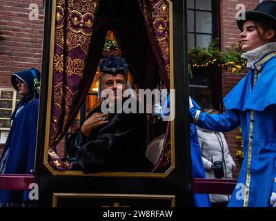 16 décembre, Deventer. Chaque année, vers cette date, le monde du 19e siècle de l'écrivain anglais Charles Dickens revit dans la belle ville hollandaise de Deventer. Plus de 950 personnages des célèbres livres de Dickens remontent à la vie. Riches dames et messieurs avec des chapeaux de tête défilent dans les rues. Le paysage du festival se compose de bâtiments historiques, de sapins de Noël et de milliers de petites lumières. Non seulement dans la rue, mais aussi derrière les fenêtres, dans les maisons, et dans les petites boutiques et galeries, le temps romantique de Dickens est de retour à la vie. Cette année était la 31e édition de t Banque D'Images