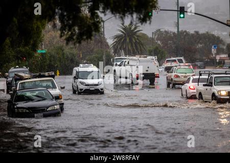 Santa Barbara, États-Unis. 21 décembre 2023. Une puissante tempête du Pacifique frappe Santa Barbra, en Californie, avec de fortes pluies, des inondations dans les rues et des avertissements d'inondations soudaines en vigueur le 21 décembre 2023. (Photo de Rod Rolle/Sipa USA) crédit : SIPA USA/Alamy Live News Banque D'Images