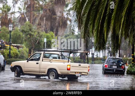 Santa Barbara, États-Unis. 21 décembre 2023. Une puissante tempête du Pacifique frappe Santa Barbra, en Californie, avec de fortes pluies, des inondations dans les rues et des avertissements d'inondations soudaines en vigueur le 21 décembre 2023. (Photo de Rod Rolle/Sipa USA) crédit : SIPA USA/Alamy Live News Banque D'Images