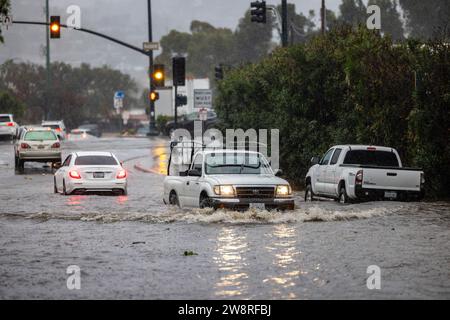 Santa Barbara, États-Unis. 21 décembre 2023. Une puissante tempête du Pacifique frappe Santa Barbra, en Californie, avec de fortes pluies, des inondations dans les rues et des avertissements d'inondations soudaines en vigueur le 21 décembre 2023. (Photo de Rod Rolle/Sipa USA) crédit : SIPA USA/Alamy Live News Banque D'Images