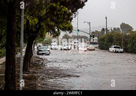 Santa Barbara, États-Unis. 21 décembre 2023. Une puissante tempête du Pacifique frappe Santa Barbra, en Californie, avec de fortes pluies, des inondations dans les rues et des avertissements d'inondations soudaines en vigueur le 21 décembre 2023. (Photo de Rod Rolle/Sipa USA) crédit : SIPA USA/Alamy Live News Banque D'Images