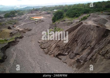 Une carrière de pierre en Indonésie. De gros équipements tels que des bulldozers et des tombereaux travaillent sur le site Banque D'Images