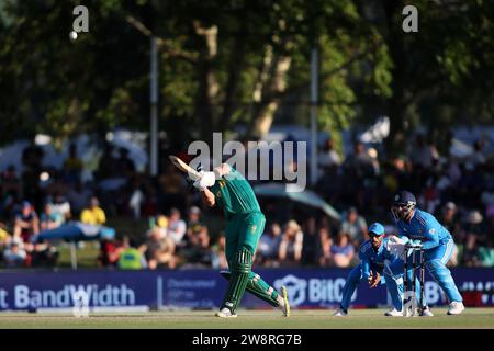 PAARL, AFRIQUE DU SUD - 21 DÉCEMBRE : le capitaine sud-africain Aiden Markram frappe le sommet lors du 3e One Day International Match entre l'Afrique du Sud et l'Inde au Boland Park le 21 décembre 2023 à Paarl, en Afrique du Sud. Photo de Shaun Roy/Alamy Live News Banque D'Images