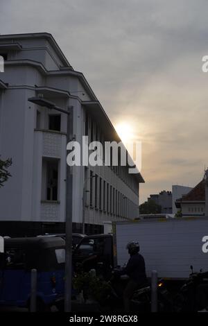 vieille ville de jakarta, le 19 décembre 2023 - est magnifique depuis le bâtiment du musée avec le coucher de soleil en arrière-plan Banque D'Images