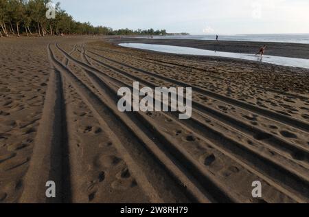 17 décembre 2023 - Etang-sale, Ile de la Réunion - les vacanciers à la Réunion profitent du coucher de soleil sur la plage de sable volcanique de l'Etang-sale crédit : Valerie Koch/ZUMA Wire/ZUMAPRESS.com/Alamy Live News Banque D'Images