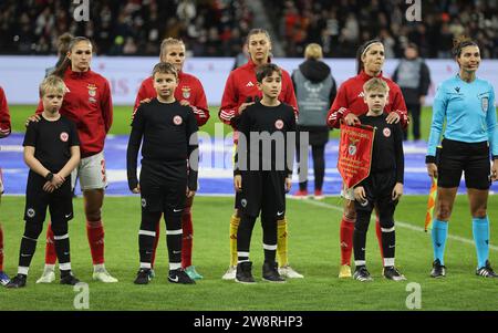 Frankfurt am main, Deutschland. 21 décembre 2023. 21.12.2023, Fussball Frauen UEFA Womens Champions League UWCL, Eintracht Frankfurt - SL Benfica Lissabon, emonline, emspor, v.l., Einlauf der Mannschaften LES RÈGLEMENTS DFL/DFB INTERDISENT TOUTE UTILISATION DE PHOTOGRAPHIES COMME SÉQUENCES D'IMAGES ET/OU QUASI-VIDÉO. Xdcx crédit : dpa/Alamy Live News Banque D'Images