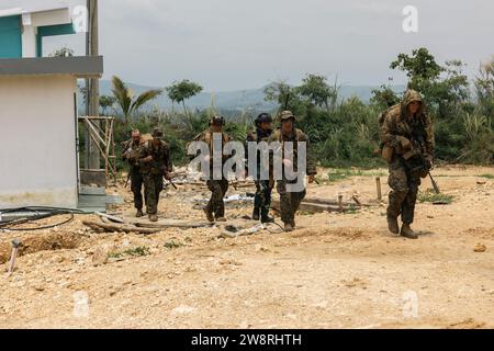 Des Marines américains avec la Marine Rotational Force-Southeast Asia et un Marine indonésien avec le 4e Bataillon d'infanterie de marine, Pasmar 1, concluent le profil de mission final lors de l'exercice Keris Marine 2023 à la zone d'entraînement de Piabung à Sukabumi, Java Ouest, Indonésie, le 9 décembre 2023. Keris MAREX est un exercice bilatéral dirigé par le corps des Marines des États-Unis et le corps des Marines indonésien, ou Korps Marinir, pour promouvoir l'interopérabilité militaire et les capacités de sensibilisation au domaine maritime, renforcer les relations et étendre les capacités militaires entre les forces participantes à l'avancement d'un Indo-PAC libre et ouvert Banque D'Images