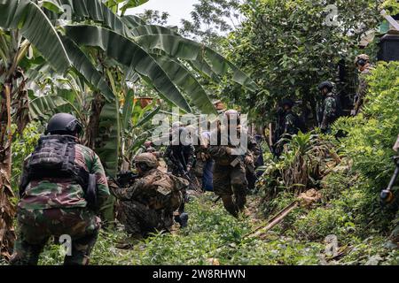 Les Marines américains avec la Marine Rotational Force-Southeast Asia et les Marines indonésiennes avec le 4th Marine Infantry Battalion, Pasmar 1, effectuent le profil final de la mission lors de l’exercice Keris Marine 2023 dans la zone d’entraînement de Piabung à Sukabumi, Java Ouest, Indonésie, le 9 décembre 2023. Keris MAREX est un exercice bilatéral dirigé par le corps des Marines des États-Unis et le corps des Marines indonésien, ou Korps Marinir, pour promouvoir l'interopérabilité militaire et les capacités de sensibilisation au domaine maritime, renforcer les relations et étendre les capacités militaires entre les forces participantes à l'avancement d'un Indo-Pacifi libre et ouvert Banque D'Images