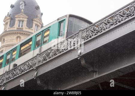 Métro Paris express de la ligne 6 sur le pont Bir Hakeim sous la pluie - France Banque D'Images