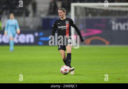 Frankfurt am main, Deutschland. 21 décembre 2023. 21.12.2023, Fussball Frauen UEFA Womens Champions League UWCL, Eintracht Frankfurt - SL Benfica Lissabon, emonline, emspor, v.l., Verena Hanshaw (Eintracht Frankfurt) LES RÈGLEMENTS DFL/DFB INTERDISENT TOUTE UTILISATION DE PHOTOGRAPHIES COMME SÉQUENCES D'IMAGES ET/OU QUASI-VIDÉO. Xdcx crédit : dpa/Alamy Live News Banque D'Images