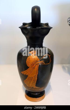 Femme jouant une lyre (barbitos), oinochoe (pichet à vin), grec, Attique, 490-480 BC, terre cuite, technique de figure rouge Banque D'Images