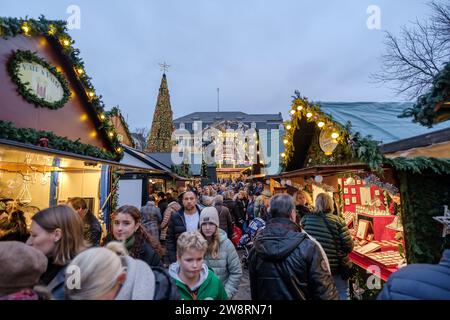 Bonn, Allemagne - 16 décembre 2023 : les gens marchent autour du marché de Noël traditionnel et pittoresque à Bonn Allemagne Banque D'Images