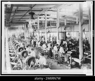 Les femmes, les mitrailleuses Browning - vue générale de l'atelier de polissage, répétant Winchester Arms Co., New Haven, Conn. Banque D'Images