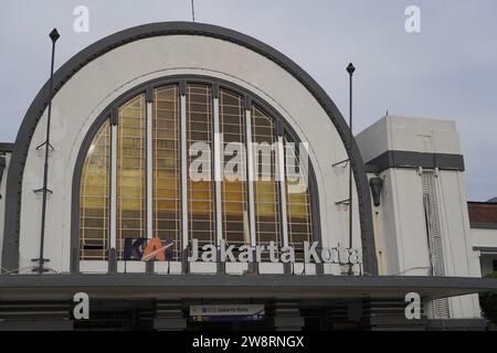 Vieille ville de Jakarta, le 19 décembre 2023 - passage des gens devant l'entrée de la gare. Banque D'Images