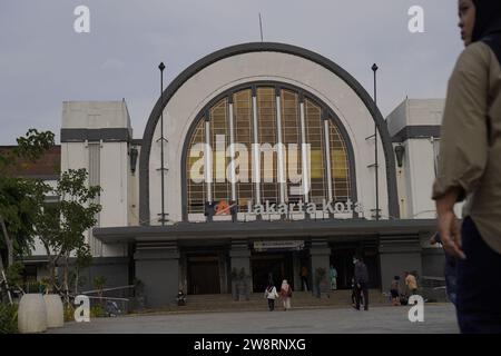 Vieille ville de Jakarta, le 19 décembre 2023 - passage des gens devant l'entrée de la gare. Banque D'Images