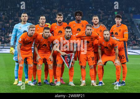 Milan, Italie. 20 décembre 2023. Les joueurs du FC Internazionale s'alignent lors du match de football Coppa Italia 2023/24 Round of 16 entre le FC Internazionale et le Bologna FC au stade Giuseppe Meazza. Score final ; FC Internazionale 1 : 2 Bologna FC. (Photo de Fabrizio Carabelli/SOPA Images/Sipa USA) crédit : SIPA USA/Alamy Live News Banque D'Images