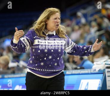 21 décembre 2023 - Cori Close, entraîneur-chef des Bruins de l'UCLA, lors d'un match entre les Bruins de l'UCLA et les Hawai'i Rainbow Wahine au Pauley Pavilion à Los Angeles, CA - Michael Sullivan/CSM Banque D'Images