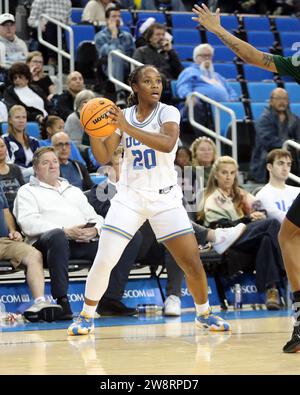 21 décembre 2023 - les Bruins de l'UCLA gardent le charisme Osborne #20 semble passer lors d'un match entre les Bruins de l'UCLA et les Hawai'i Rainbow Wahine au Pauley Pavilion à Los Angeles, CA - Michael Sullivan/CSM Banque D'Images