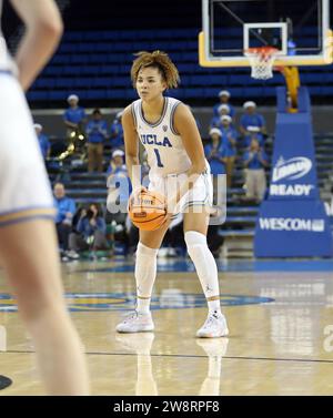 21 décembre 2023 - les Bruins de l'UCLA gardent Kiki Rice #1 lors d'un match entre les Bruins de l'UCLA et les Hawai'i Rainbow Wahine au Pauley Pavilion à Los Angeles, CA - Michael Sullivan/CSM (image de crédit : © Michael Sullivan/Cal Sport Media) Banque D'Images