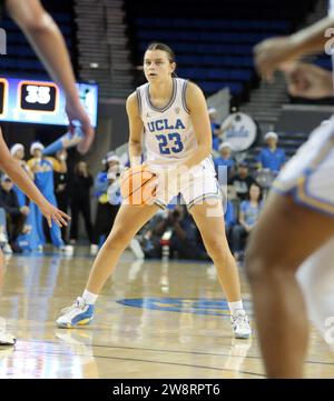 21 décembre 2023 - l'attaquant des Bruins de l'UCLA Gabriela Jaquez #23 lors d'un match entre les Bruins de l'UCLA et les Hawai'i Rainbow Wahine au Pauley Pavilion à Los Angeles, CA - Michael Sullivan/CSM Banque D'Images