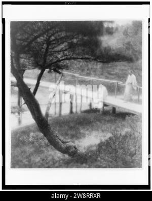 Pont en bois à Little Good Harbour, avec deux hommes, Shikachiro Tsuboi et Kihachirō Matsuki, tant en costume japonais Banque D'Images