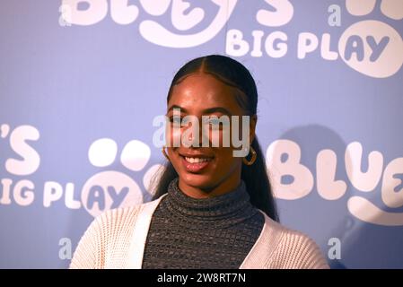 Invités .le jeudi 21 décembre, des célébrités et leurs familles se sont réunies au Royal Festival Hall de Londres pour un gala de Bluey's Big Play , une nouvelle adaptation théâtrale de la série télévisée pour enfants Bluey primée BAFTA & Emmy . Produit par Ludo Studion .VIP invités et fiers parents qui sont venus voir la première officielle du spectacle de scène au Royaume-Uni inclus , Strictly Come Dancing stars James et Ola Jordan , Rachel Riley et son mari Pasha Kovalev , comédienne et présentatrice de télévision Katherine Ryan , le rappeur Professor Green, Brian McFadden .JLS de Westlife est devenu fermier Banque D'Images