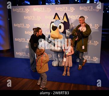 Invités .le jeudi 21 décembre, des célébrités et leurs familles se sont réunies au Royal Festival Hall de Londres pour un gala de Bluey's Big Play , une nouvelle adaptation théâtrale de la série télévisée pour enfants Bluey primée BAFTA & Emmy . Produit par Ludo Studion .VIP invités et fiers parents qui sont venus voir la première officielle du spectacle de scène au Royaume-Uni inclus , Strictly Come Dancing stars James et Ola Jordan , Rachel Riley et son mari Pasha Kovalev , comédienne et présentatrice de télévision Katherine Ryan , le rappeur Professor Green, Brian McFadden .JLS de Westlife est devenu fermier Banque D'Images