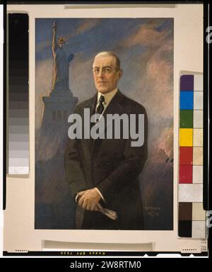 Woodrow Wilson, half-length portrait, debout, face à gauche, Statue de la liberté en arrière-plan Banque D'Images