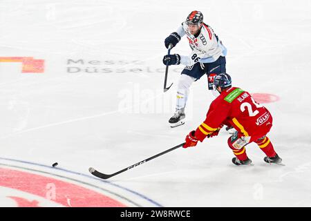 Eishockey DEL - Düsseldorfer EG vs ERC Ingolstadt am 21.12.2023 im PSD Bank Dome in Düsseldorf Ingolstadts Daniel Pietta (Nr.86) gegen Düsseldorfs Alexander Blank (Nr.24) Foto : osnapix Banque D'Images