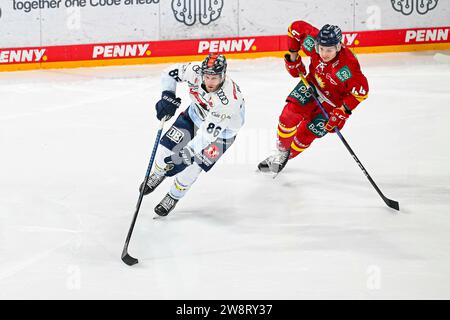 Eishockey DEL - Düsseldorfer EG vs ERC Ingolstadt am 21.12.2023 im PSD Bank Dome in Düsseldorf Düsseldorfs Josef Eham (Nr.44) gegen Ingolstadts Daniel Pietta (Nr.86) Foto : osnapix Banque D'Images