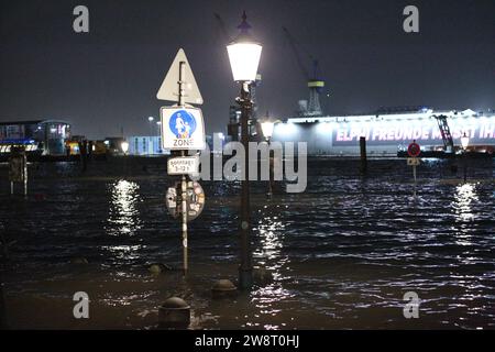 Überspülter Fischmarkt an der Elbe während des Sturmtiefs Zoltan in der Nacht zu Freitag. Altstadt Hamburg *** marché aux poissons inondé sur l'Elbe pendant la tempête Zoltan dans la nuit à vendredi vieille ville Hambourg Banque D'Images