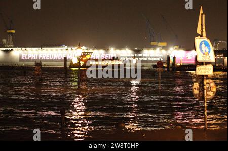 Überspülter Fischmarkt an der Elbe während des Sturmtiefs Zoltan in der Nacht zu Freitag. Altstadt Hamburg *** marché aux poissons inondé sur l'Elbe pendant la tempête Zoltan dans la nuit à vendredi vieille ville Hambourg Banque D'Images