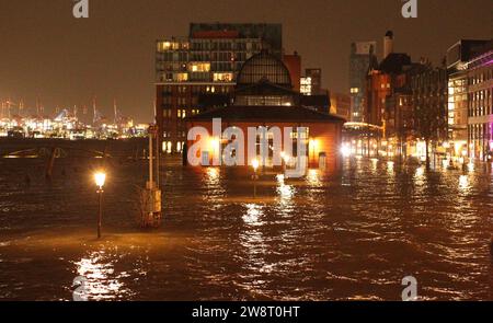 Überspülter Fischmarkt an der Elbe während des Sturmtiefs Zoltan in der Nacht zu Freitag. Altstadt Hamburg *** marché aux poissons inondé sur l'Elbe pendant la tempête Zoltan dans la nuit à vendredi vieille ville Hambourg Banque D'Images