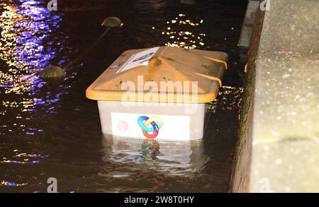 Müllbehälter auf dem überspülten Fischmarkt an der Elbe während des Sturmtiefs Zoltan in der Nacht zu Freitag. Altstadt Hamburg *** poubelles au marché aux poissons inondé sur l'Elbe pendant la tempête Zoltan vendredi soir dans la vieille ville de Hambourg Banque D'Images