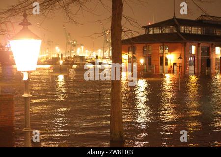 Überspülter Fischmarkt an der Elbe während des Sturmtiefs Zoltan in der Nacht zu Freitag. Altstadt Hamburg *** marché aux poissons inondé sur l'Elbe pendant la tempête Zoltan dans la nuit à vendredi vieille ville Hambourg Banque D'Images