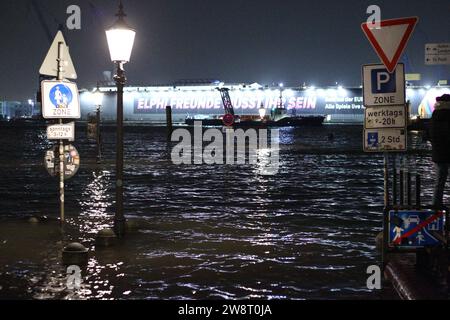 Überspülter Fischmarkt an der Elbe während des Sturmtiefs Zoltan in der Nacht zu Freitag. Altstadt Hamburg *** marché aux poissons inondé sur l'Elbe pendant la tempête Zoltan dans la nuit à vendredi vieille ville Hambourg Banque D'Images