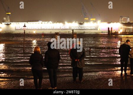 Überspülter Fischmarkt an der Elbe während des Sturmtiefs Zoltan in der Nacht zu Freitag. Altstadt Hamburg *** marché aux poissons inondé sur l'Elbe pendant la tempête Zoltan dans la nuit à vendredi vieille ville Hambourg Banque D'Images