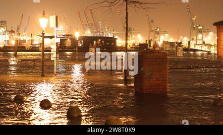 Überspülter Fischmarkt an der Elbe während des Sturmtiefs Zoltan in der Nacht zu Freitag. Altstadt Hamburg *** marché aux poissons inondé sur l'Elbe pendant la tempête Zoltan dans la nuit à vendredi vieille ville Hambourg Banque D'Images