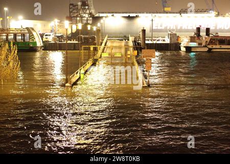 Überspülter Fischmarkt an der Elbe während des Sturmtiefs Zoltan in der Nacht zu Freitag. Altstadt Hamburg *** marché aux poissons inondé sur l'Elbe pendant la tempête Zoltan dans la nuit à vendredi vieille ville Hambourg Banque D'Images