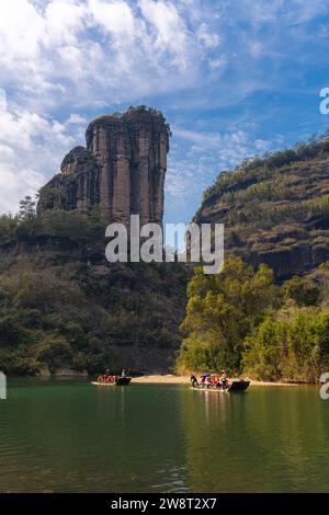 2 FÉVRIER 2022, FUJIAN, CHINE : Wuyishan Yufu Peak, Fujian, Chine. Image verticale avec espace de copie pour le texte, ciel bleu. Gros plan sur la montagne Danxia Banque D'Images