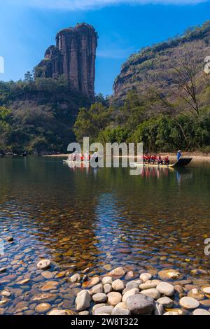 2 FÉVRIER 2022, FUJIAN, CHINE : rivage rocheux sur la rivière Nine Bend ou Jiuxi à Wuyishan ou région pittoresque du mont Wuyi à Wuyi en Chine dans la province du Fujian. Banque D'Images