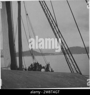 Wrangell, je crois. Au premier plan, les gens sur le pont avant, arrière-plan, Wrangell. Banque D'Images